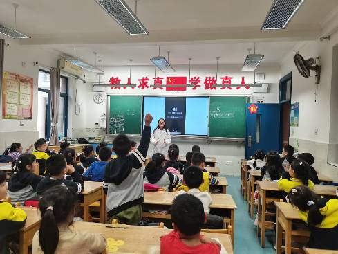 魅力家长进课堂_html_m6a3e5417.jpg