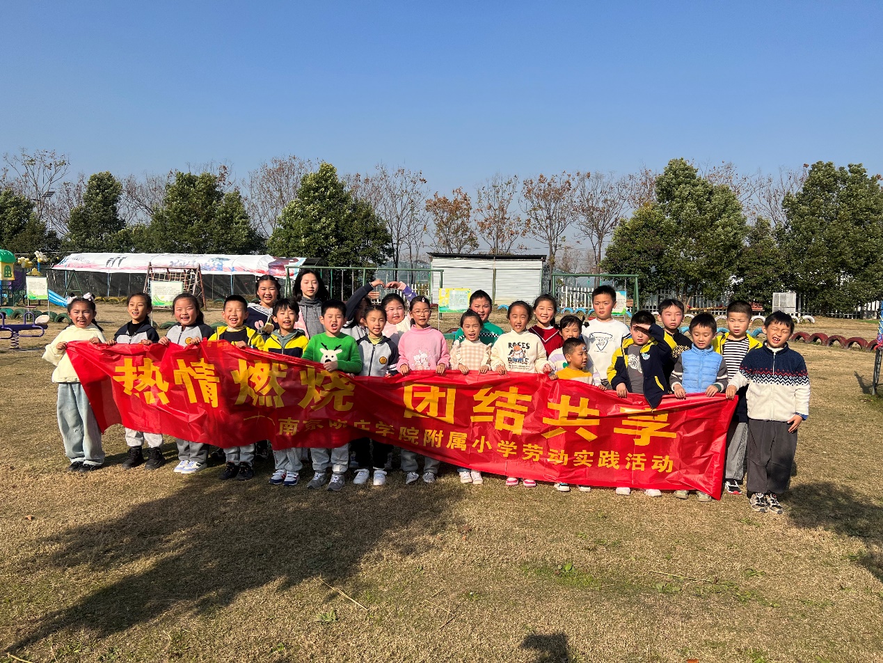 热情燃烧，团结共享_html_m255319f6.jpg