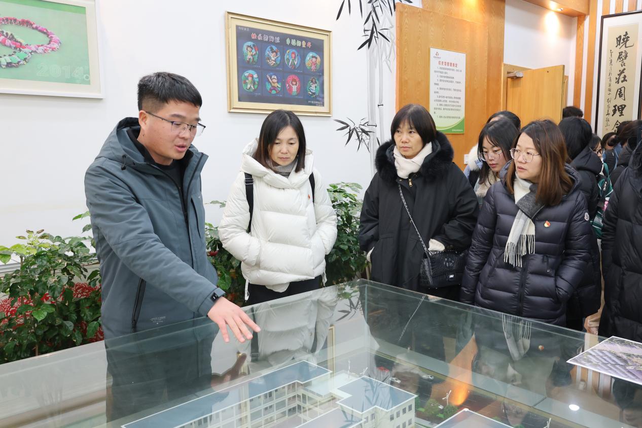 太仓市高新区第二小学团队来我校交流访问_html_m13f82d4.jpg