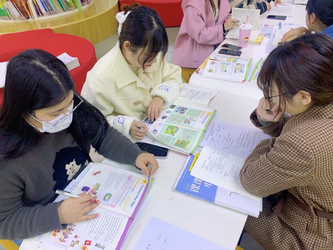 集体备课寻质量 同心协力谋发展——丁家庄小学英语组集体备课报道_html_m10a54e44.jpg