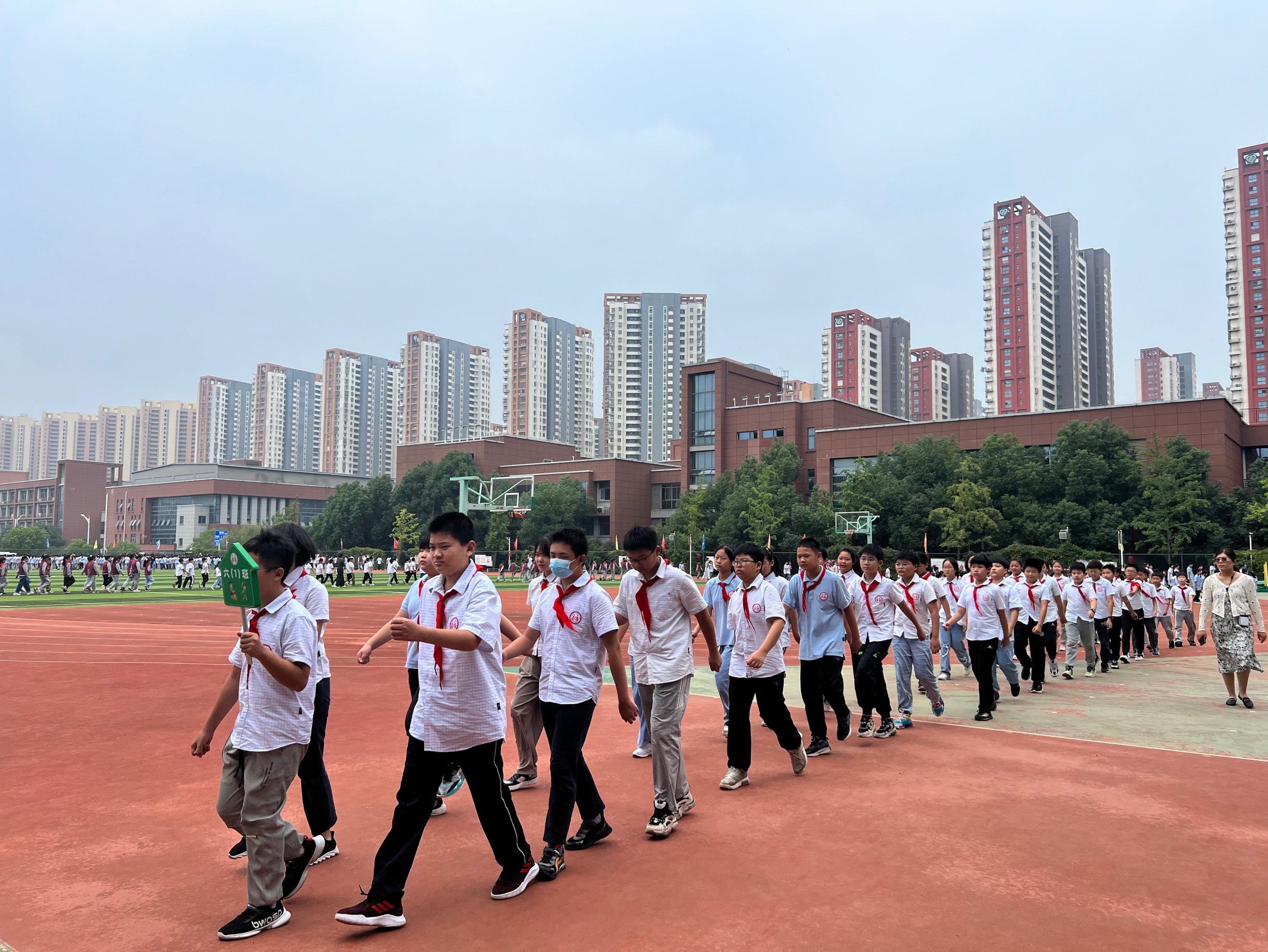 【丁香汉声·学生成长营】队形队列展英姿 雏鹰昂扬绽芳华_html_379bb652.jpg