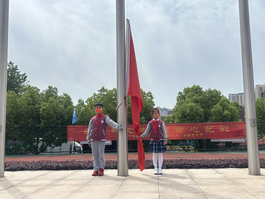【丁香汉声·学生成长营】温馨五月天 感恩母亲节_html_m632ddd5a.jpg