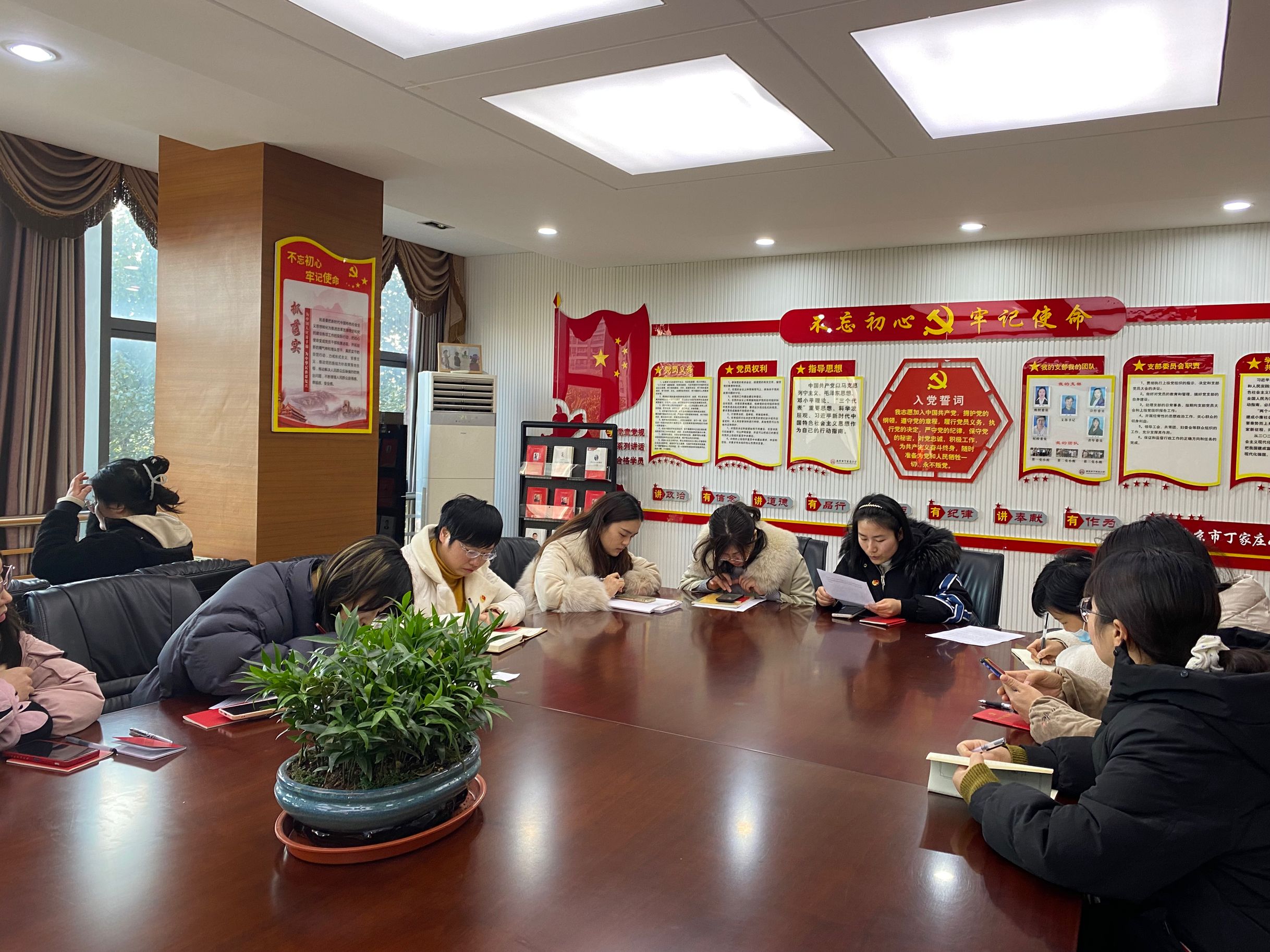 【丁香汉声】强信念 跟党走——中共南京市丁家庄小学党支部2022年度组织生活会暨民主评议党员大会_html_m19696052.jpg