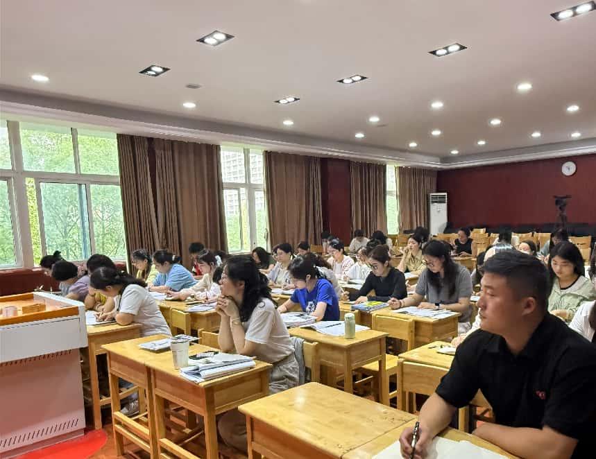 【丁香汉声·班主任成长营】严慈相济育桃李 智慧共研促成长_html_3d9fe77a.jpg