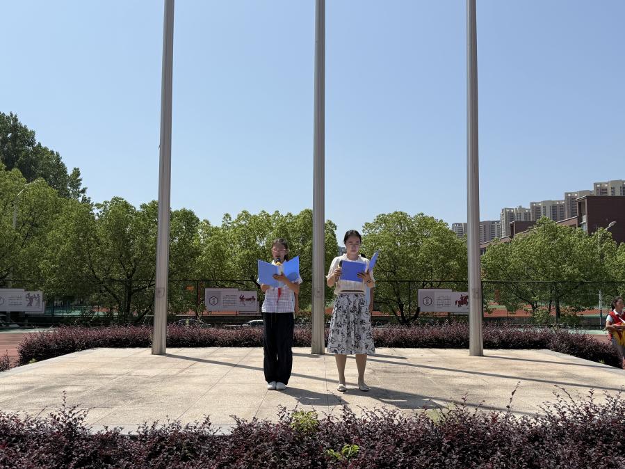 6.16升旗报道_html_ee34f97.jpg