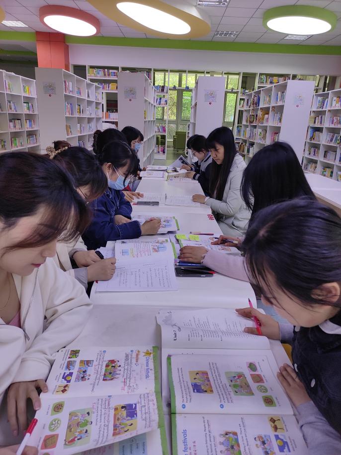英语组集体备课报道_html_2ad058fe.jpg