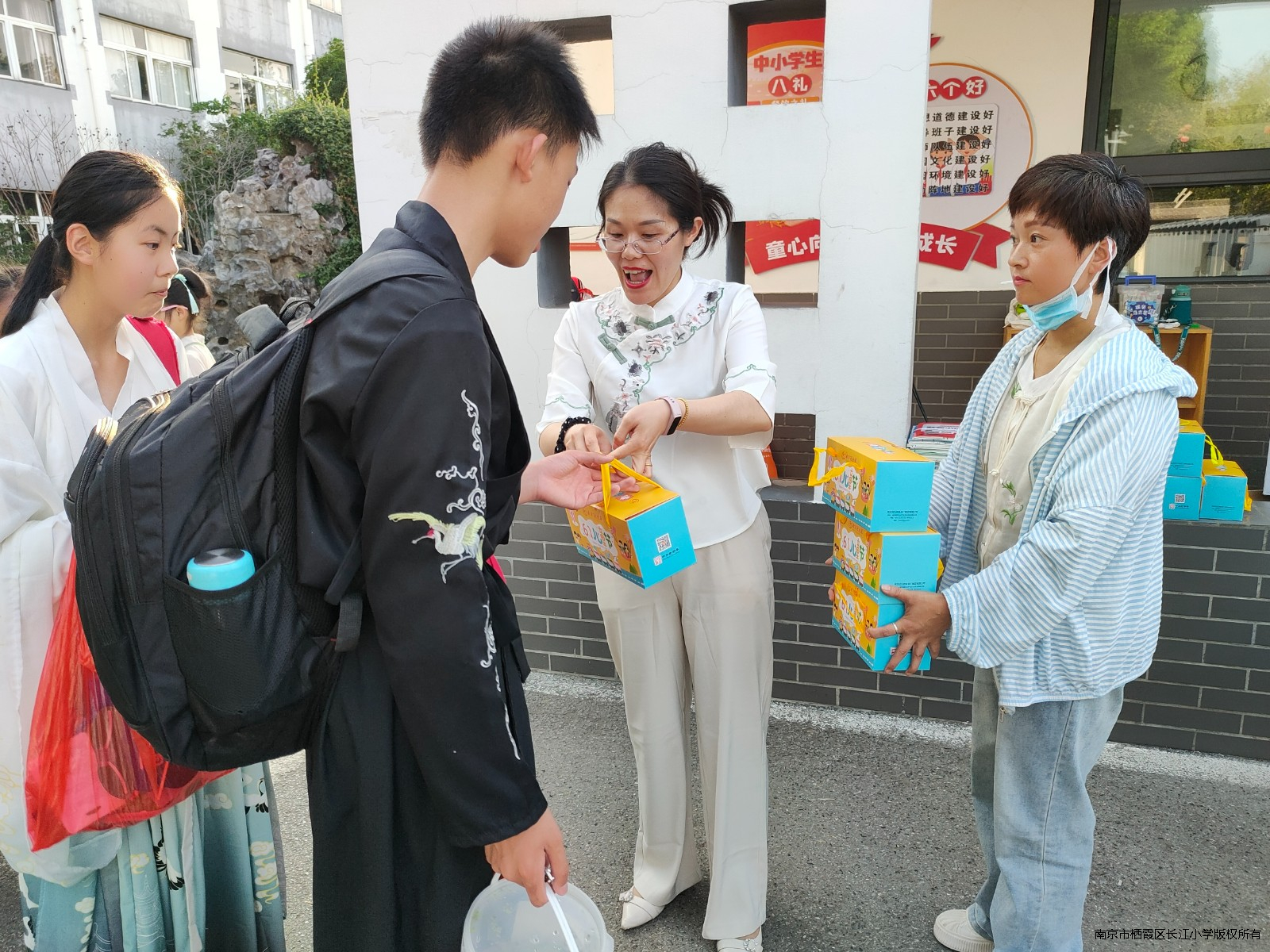 6月爱心义卖帮扶 (2).jpg