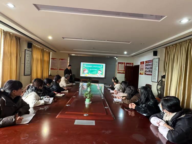 12.4筑牢常规基石 护航学生成长——长江小学召开班主任工作会议_html_m3674e1ad.jpg