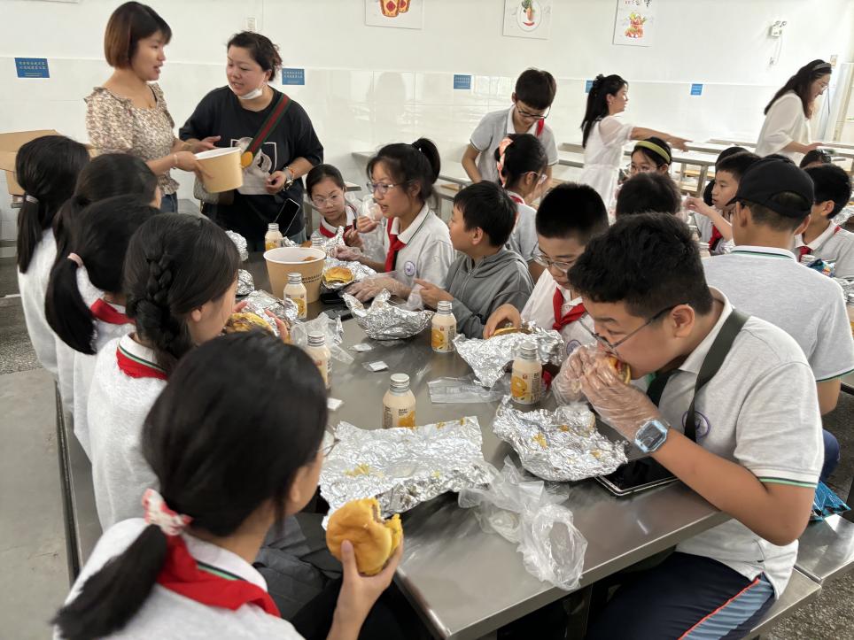 2024.06.26共忆来时路，永踏新征程——记紫金小学2018级六年级毕业典礼_html_m2d05d59c.jpg