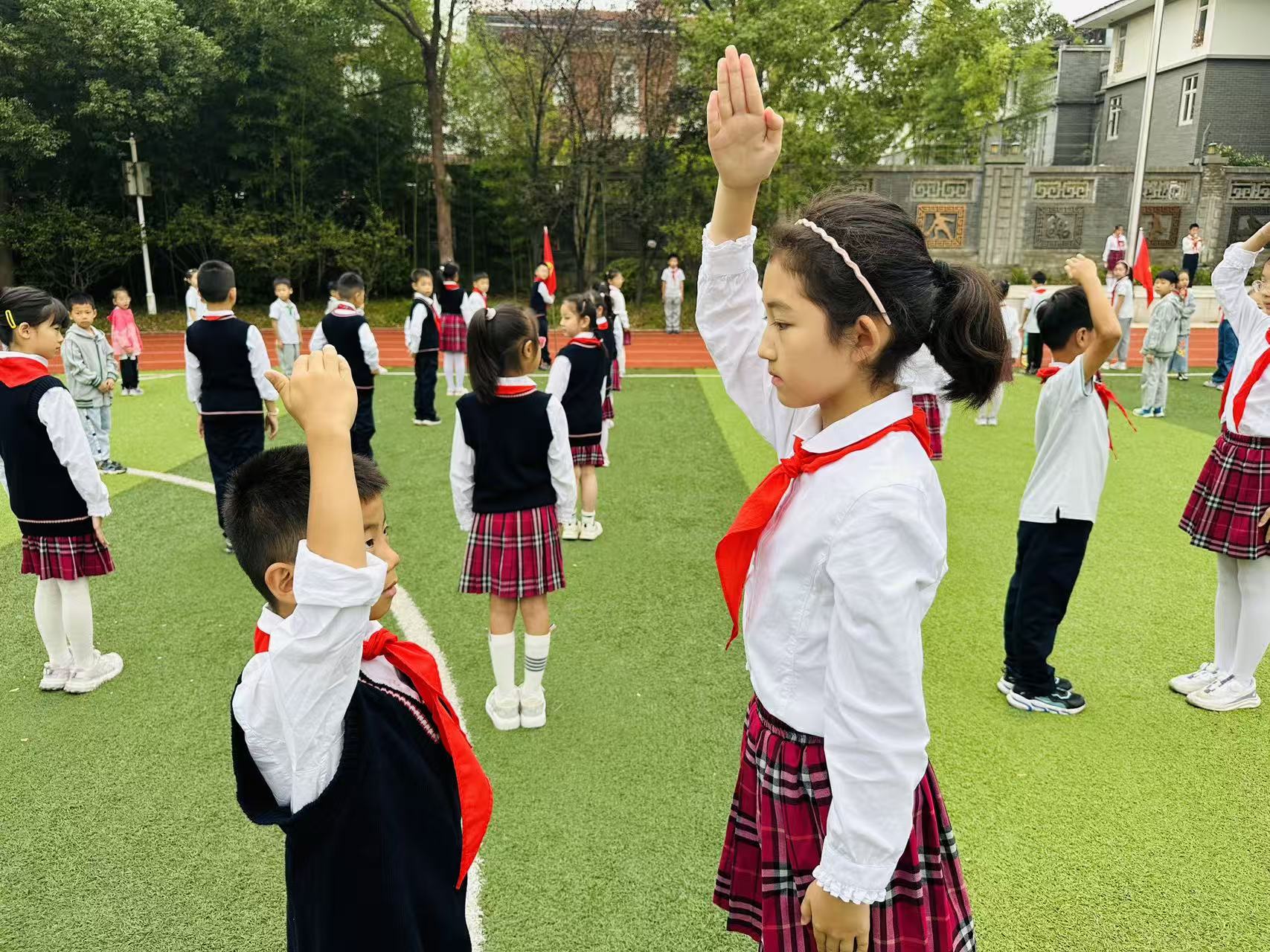 【书院紫金】争做新时代好队员——记紫金小学二年级入队仪式_html_m47f6f93.jpg