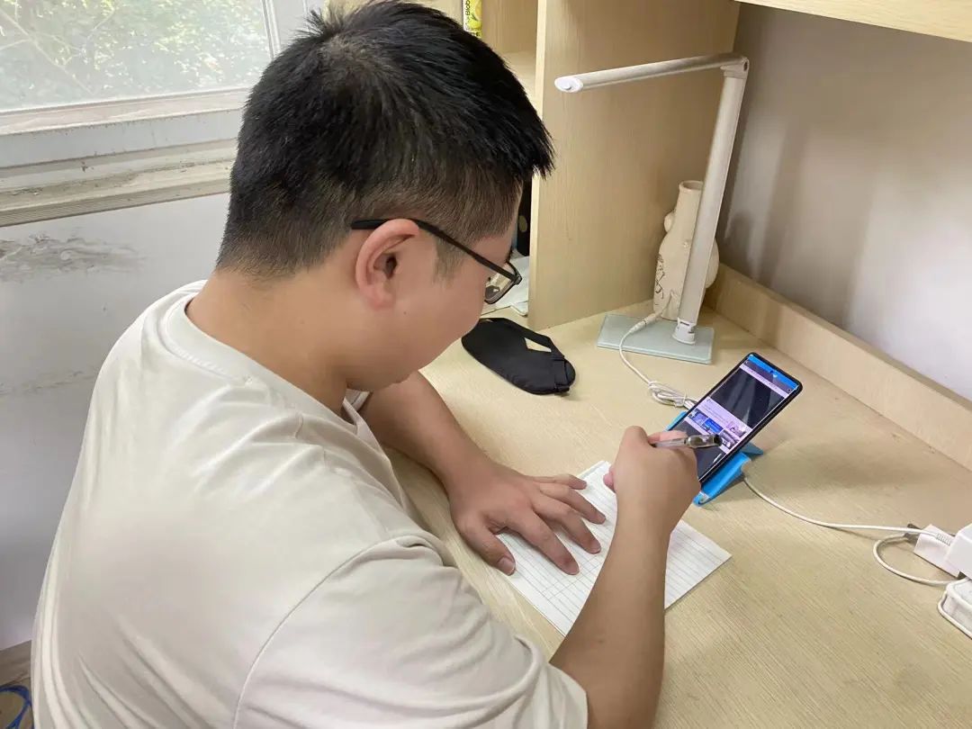 云端_html_7e276f1f.jpg