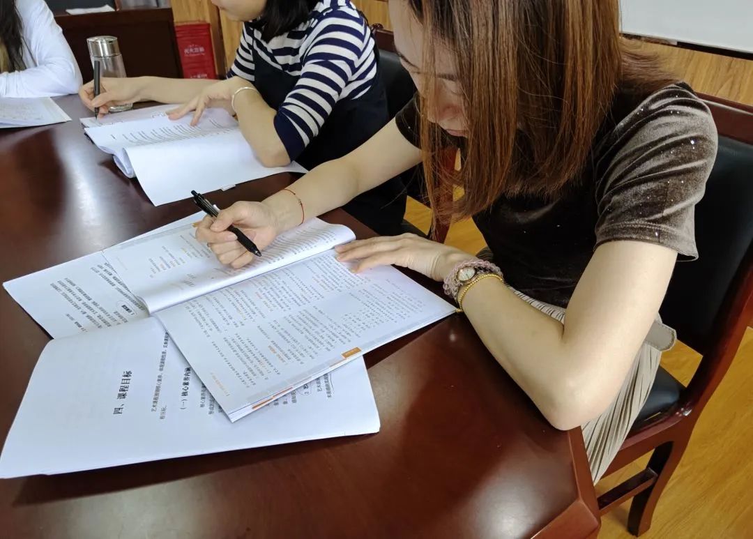 【书院紫金】学习新课标，践行新理念—记紫金小学综合组学习《义务教育综合课程标准（2022年版）》