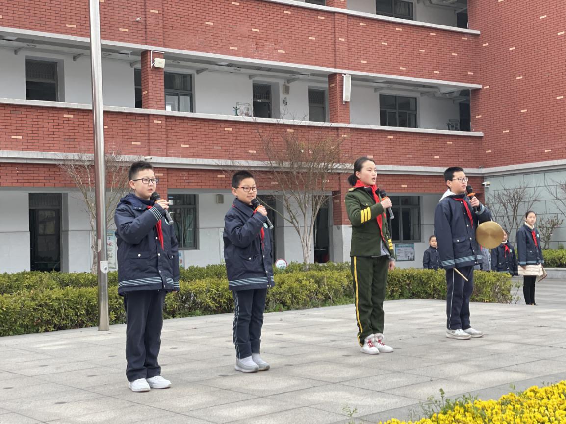 第三周升旗仪式报道_html_6efa2a29.jpg