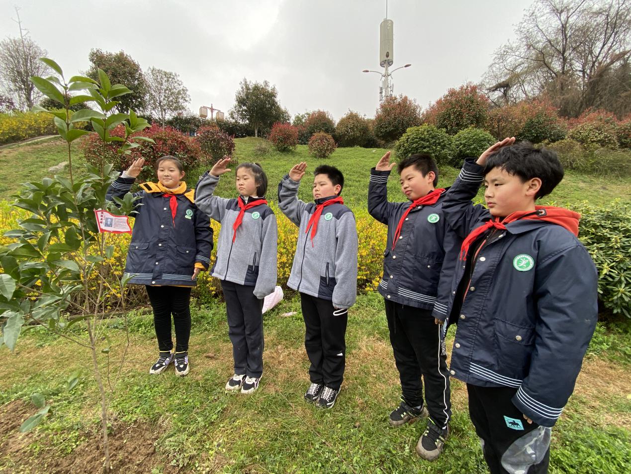 雏鹰心向党 共植英雄树_html_6d97082.jpg