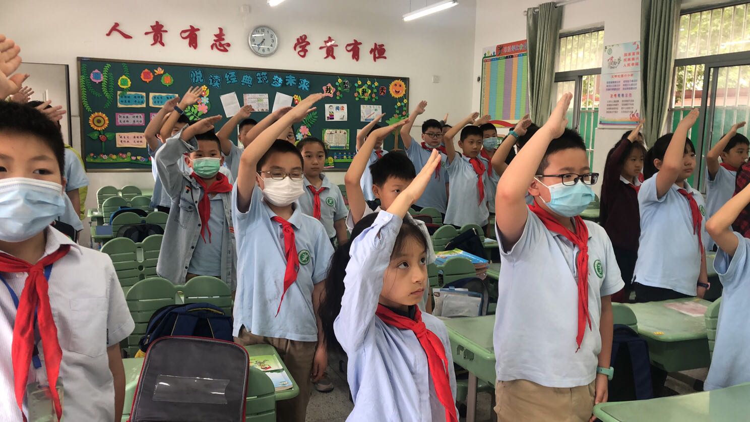 升旗仪式新闻报道_html_m431b7357.jpg