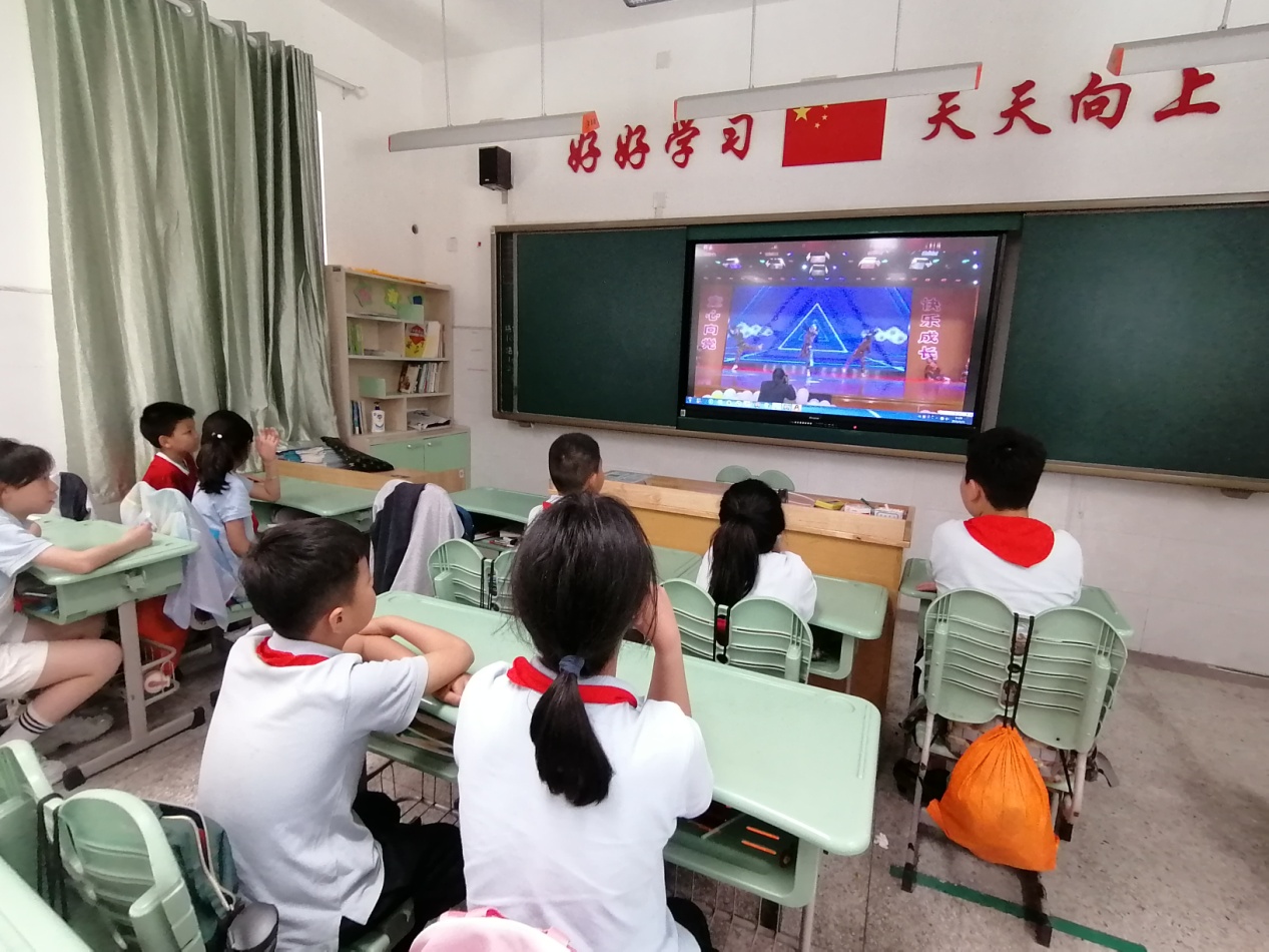 童心向党 快乐成长——迈小庆_html_53f77a25.jpg