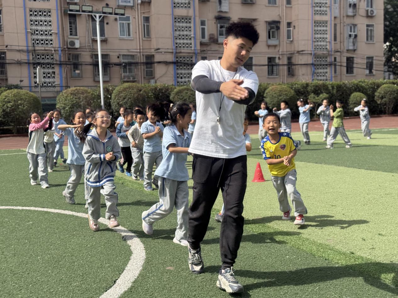 【尚美迈小·学科研究】“跳跃促成长,游戏乐童心”——迈皋桥中心小学体育组校本教研活动(六)(1)_html_29af8758.jpg