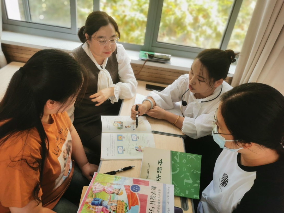 2023.10.30.道德与法治教研组校本教研报道(1)_html_1d354e7b.jpg