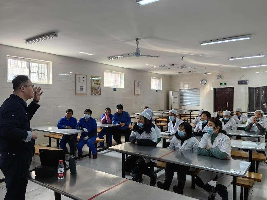 强化消防意识，筑牢校园安全防线——南京市栖霞区迈皋桥中心小学开展后勤人员消防培训活动_html_2fb1a320.jpg