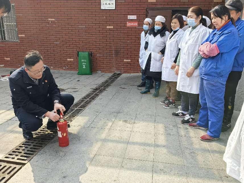 强化消防意识，筑牢校园安全防线——南京市栖霞区迈皋桥中心小学开展后勤人员消防培训活动_html_19450a04.jpg