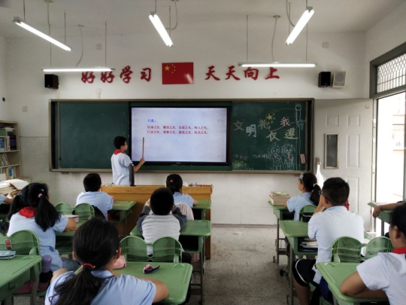 文明礼仪报道_html_347a80a9.jpg