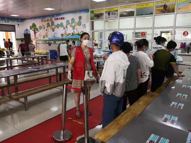 三尺讲台育桃李,抗疫路上勇担当_html_620bd6e7.png