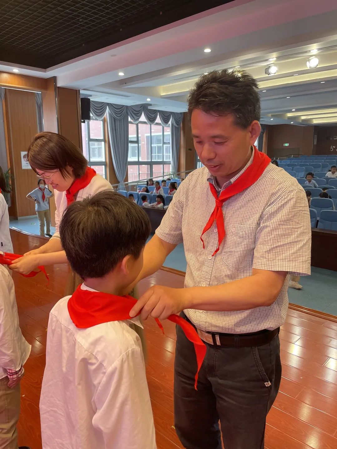 喜迎二十大 争做好队员——迈皋桥中心小学一年级第一批次入队仪式_html_m55fb3c7a.jpg