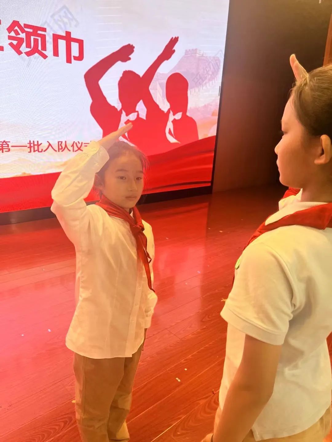 喜迎二十大 争做好队员——迈皋桥中心小学一年级第一批次入队仪式_html_5f1798af.jpg