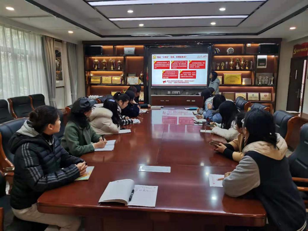 聚焦十九届五中全会 携手促进学校新发展(1)_html_2e3b8629.jpg