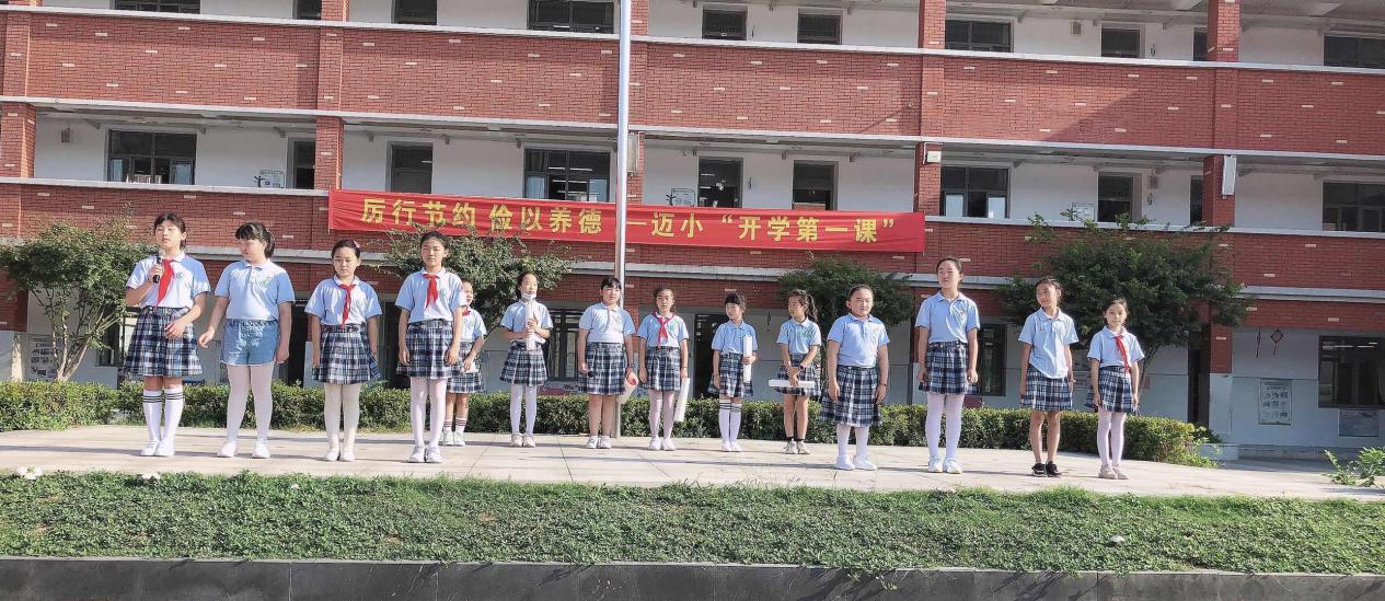 升旗仪式报道_html_398fb3a3.jpg