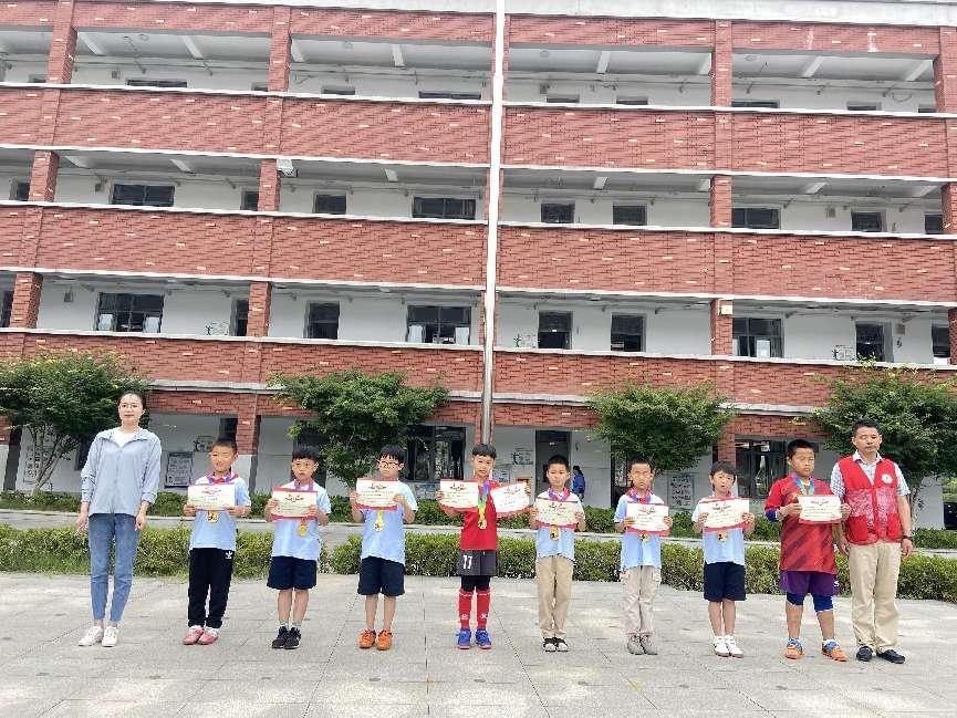 迈小第七届校长杯足球班级联赛颁奖报道_html_m7f248a35.jpg