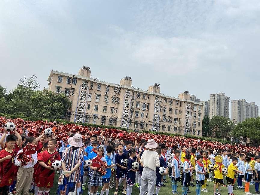 优秀尚美娃,放飞足球梦--2022年迈皋桥中心小学第七届“校长杯”班级足球联赛_html_m477727fa.jpg