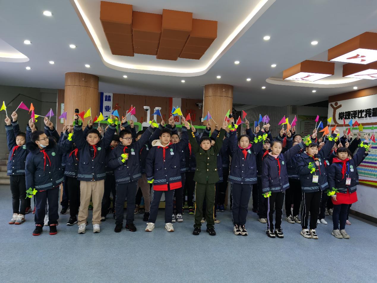 五三班升旗仪式报道_html_7c903a52.jpg