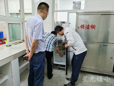 且记录在案，督促他们及时整改，全力保障师生舌尖上的安全。1.jpg