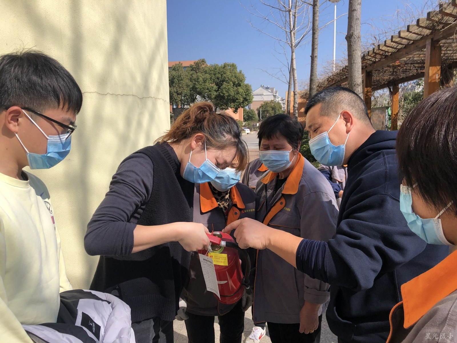 如何检查灭火器以及灭火器的使用方法。.jpg