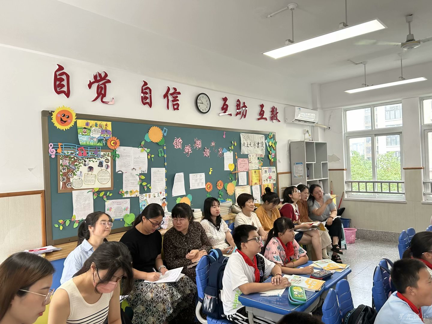 陈老师和英语组教师听课.JPG