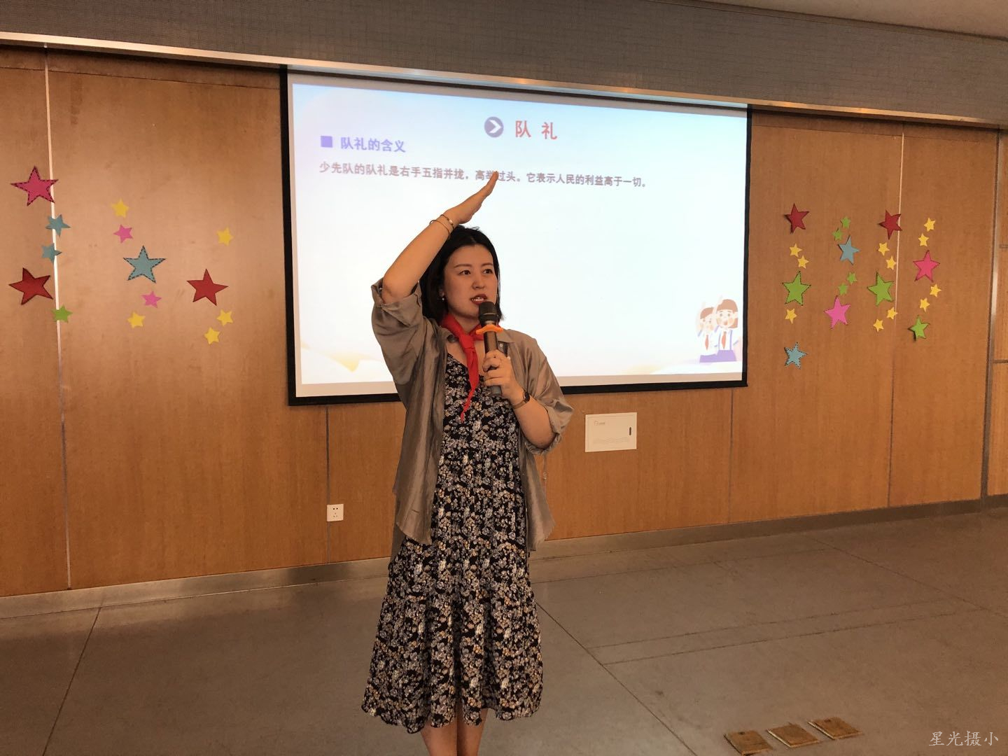 孙丽男微队会展示.JPG