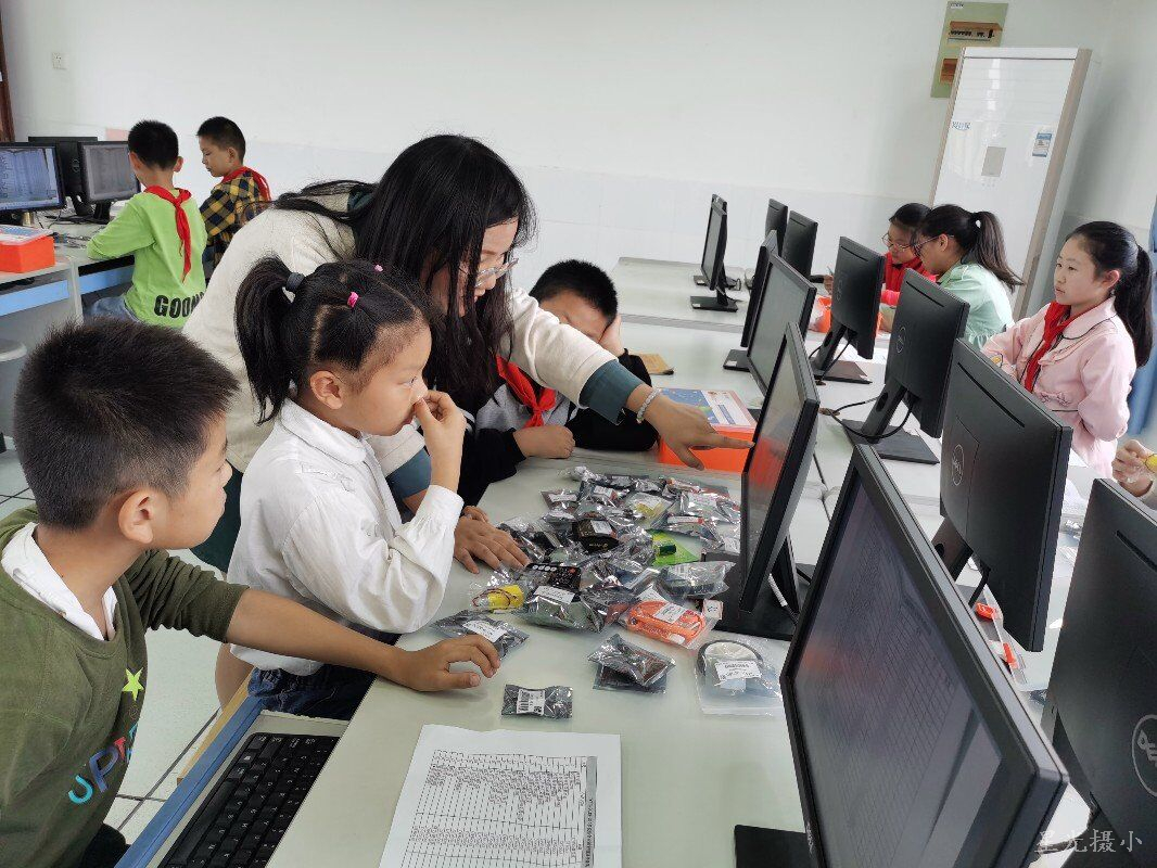 徐爱竞老师上课.jpg