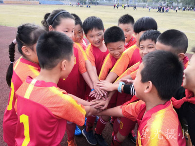 三3班同学赛前加油.jpg