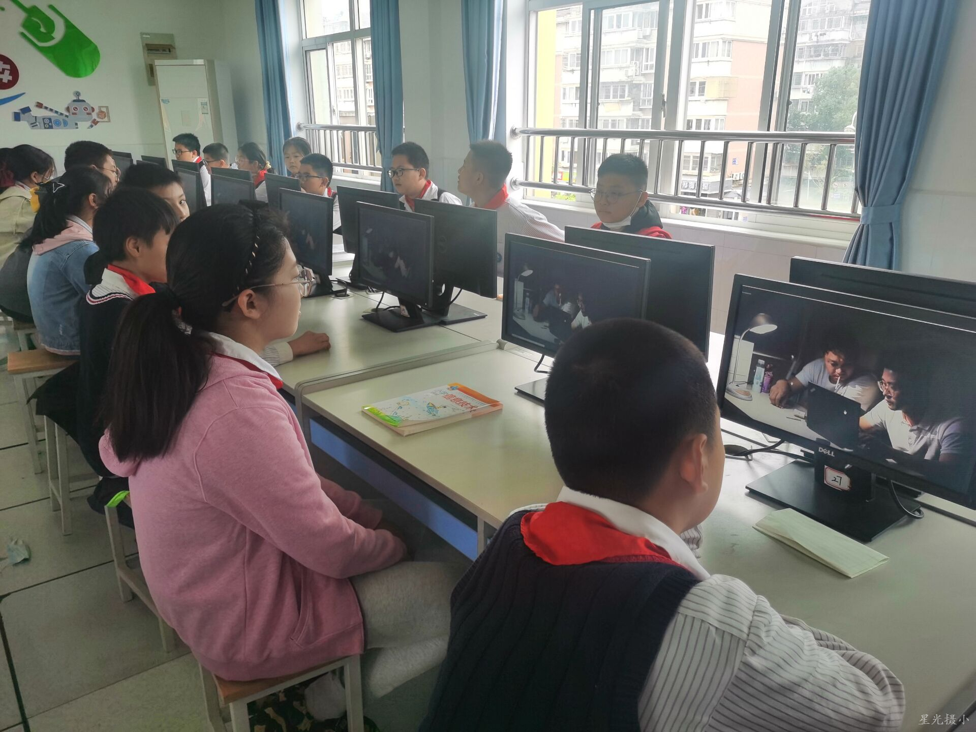 学生观看情景剧.jpg