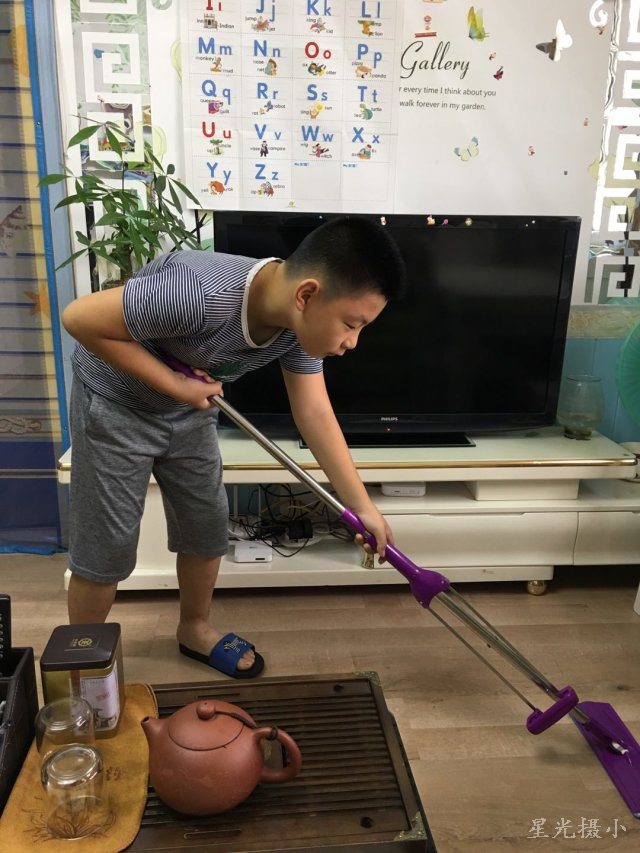 王子辰拖地.JPG