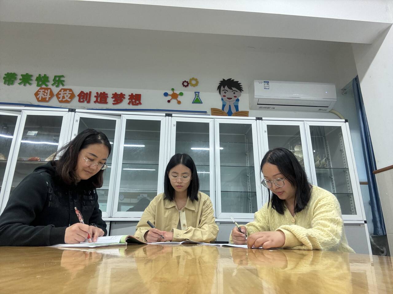 科学组研讨.jpg