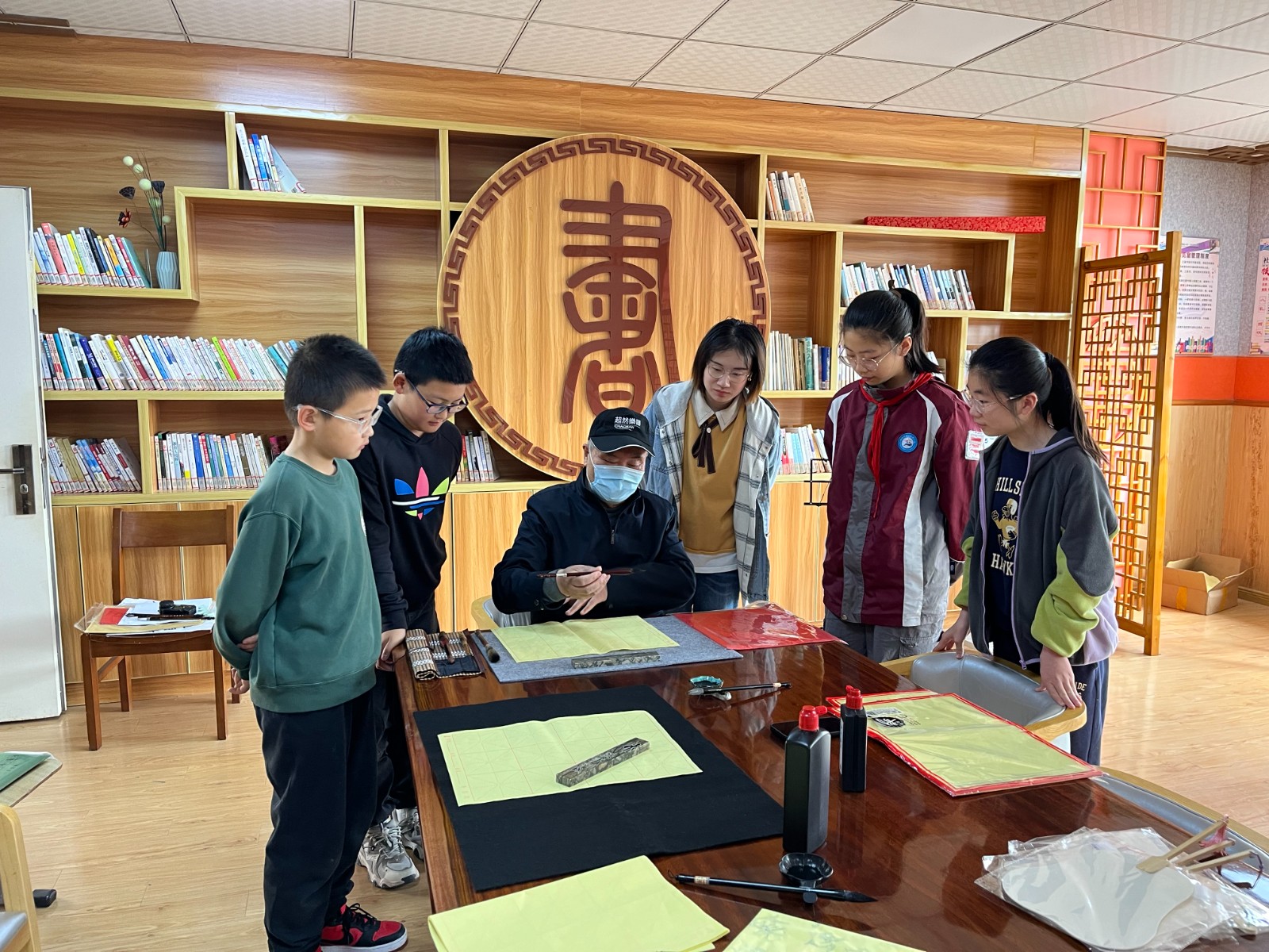 【星光摄小】校家社协同育人，让墨香浸润校园——摄山星城小学天佐路分校4月校家社协同育人活动