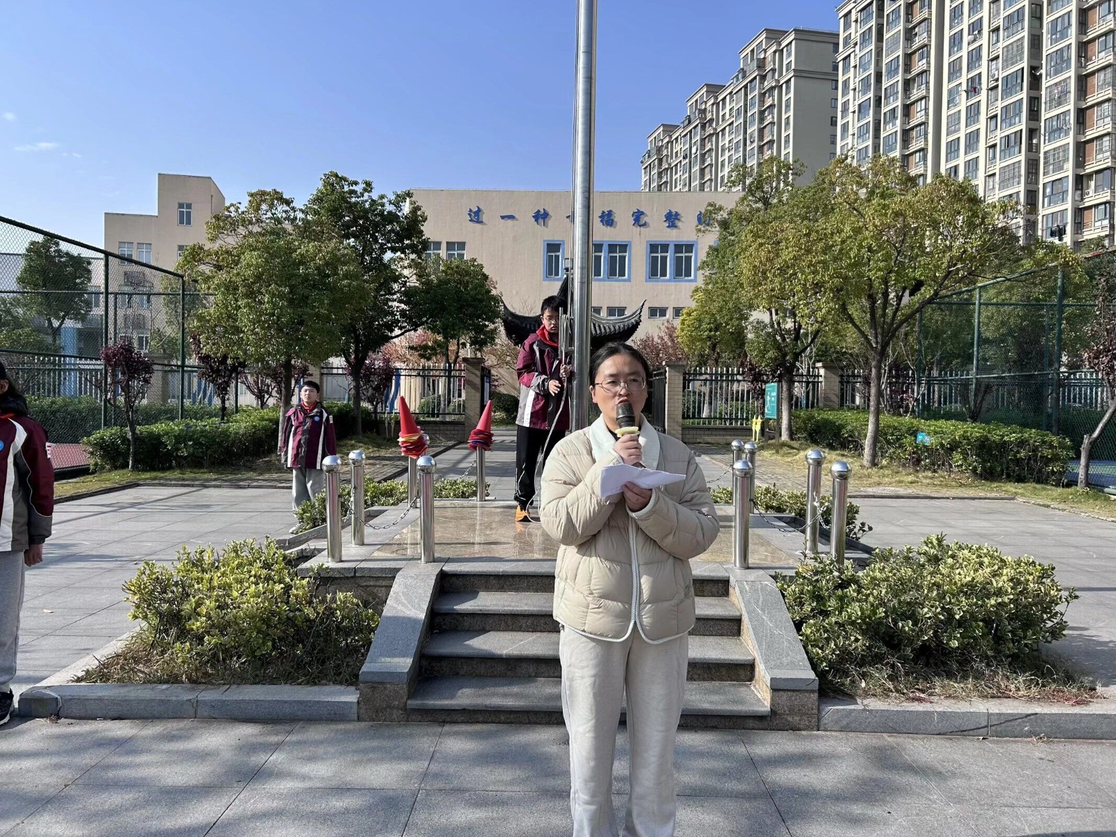 教师讲话.jpg 教师讲话.jpg