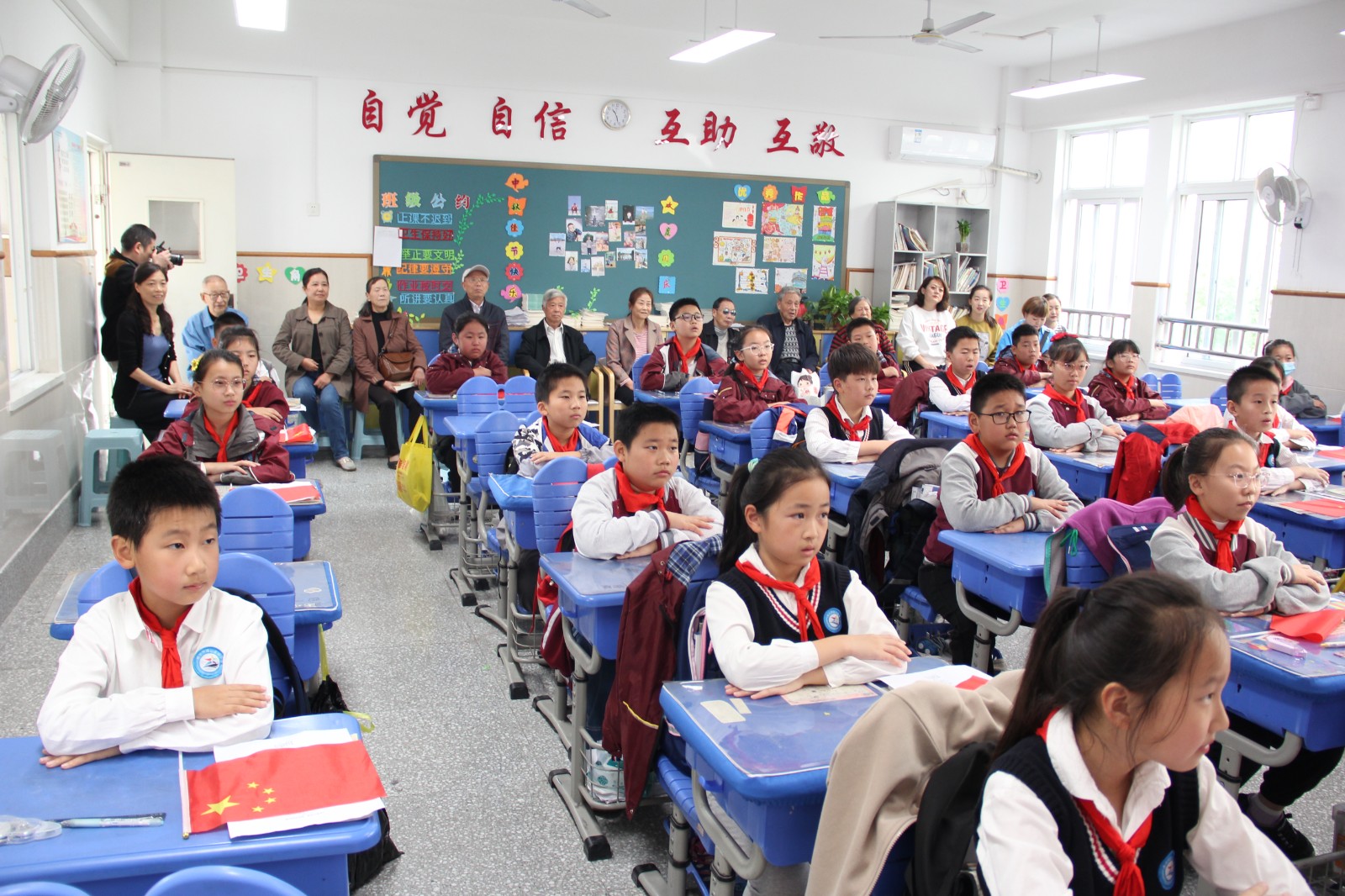 【摄小党建·主题党日活动】牢记嘱托学思想 感恩奋进建新功   ——摄山星城小学退休支部10月主题党日活动