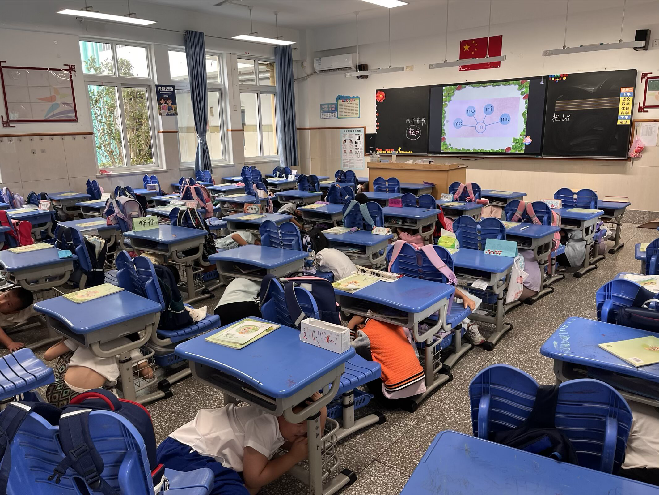 学生快速躲进桌子底下避险3.png