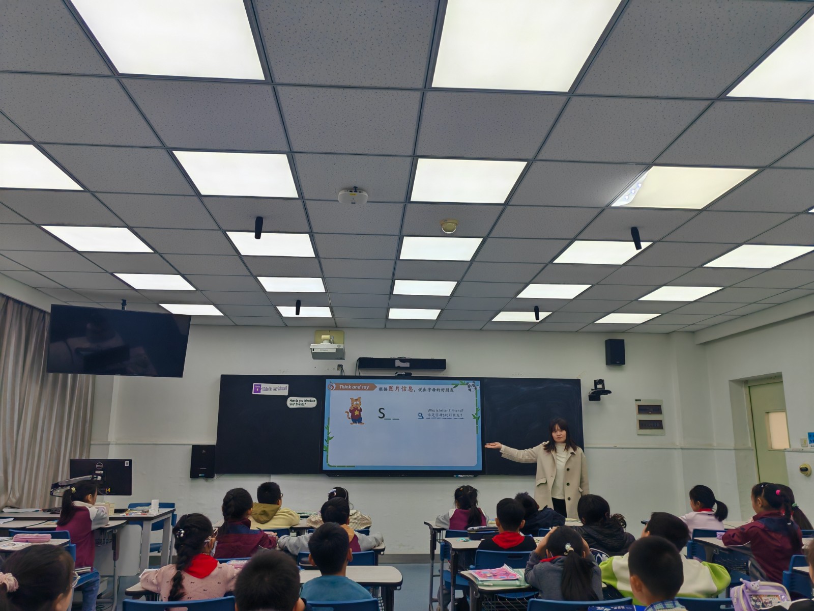 郑老师上课照片.jpg 郑老师上课照片.jpg