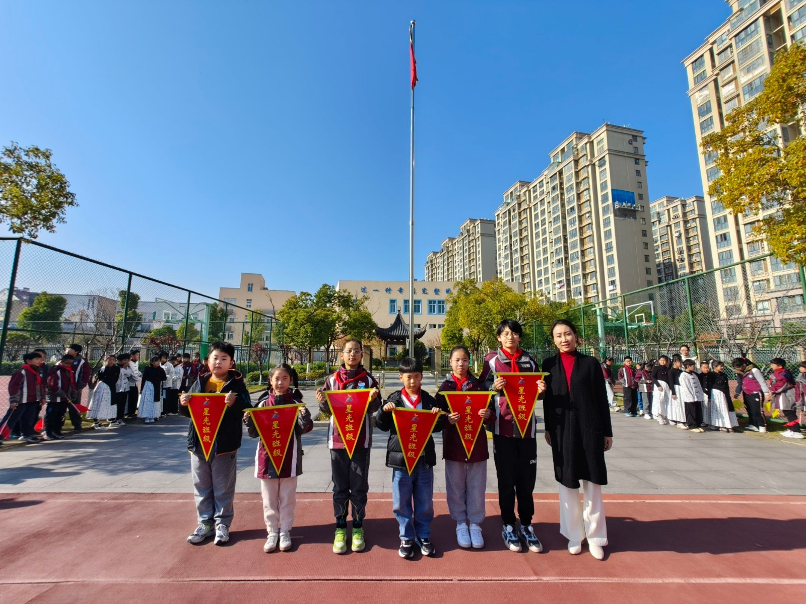 俞校颁奖.jpg
