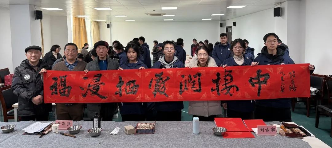 【毅行栖中】墨香润校园，福字迎新春——市书专会书法家公益进校园活动