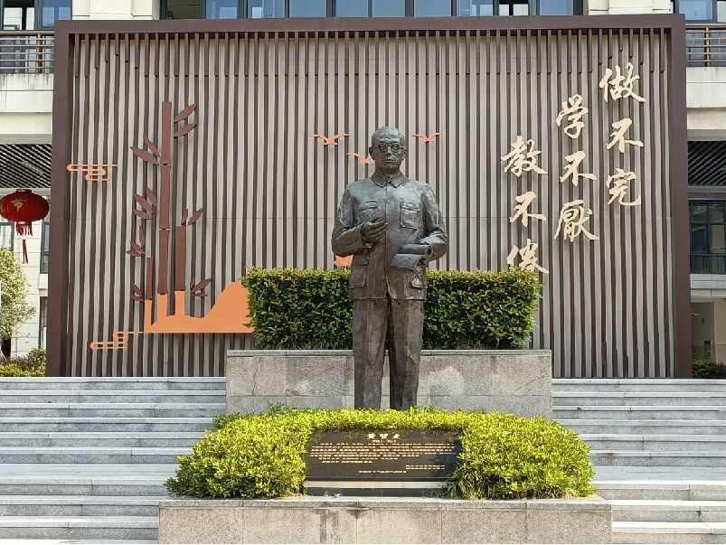 【毅行栖中】祭扫先驱英魂 ，传承栖霞精神​—— 南京市栖霞中学栖霞山寻根之旅（一）